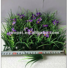 Tapete de grama artificial com flores